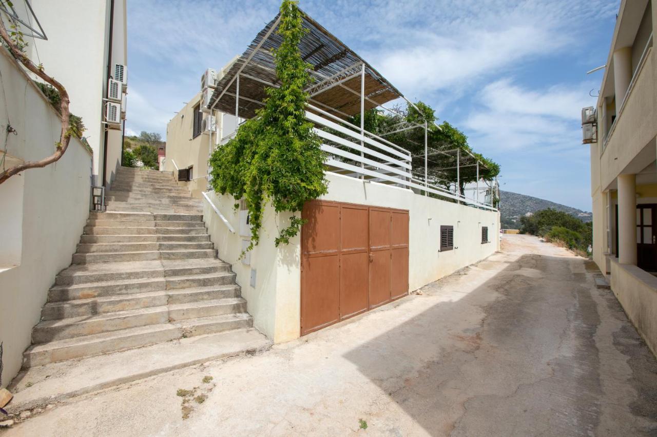 La Casa Di Nonno Apartment Milna  Exterior photo
